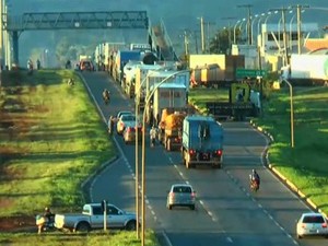 Caminhoneiros fazem novo bloqueio na BR-153 em Aparecida de Goi�nia (Foto: Reprodu��o/TV Globo)