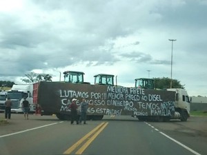 Caminhoneiros protestam em  rodovias do RS (Foto: Divulga��o/PRF)