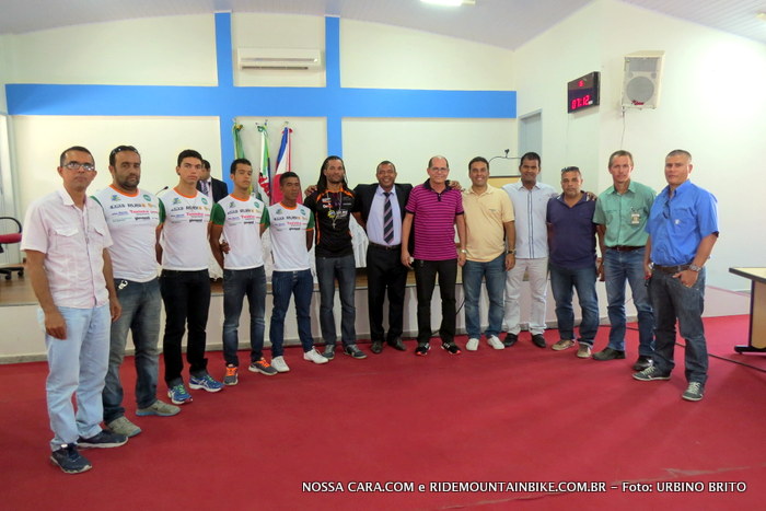 Da esq/direita Jurandir (JP Biciclet�ria) C�z�o, Junior Max, Victor Andrade, Reinan Santana, Fl�vio Cardoso, N�dio da Rony (que � um dos apoiadores), Davi Matos, Milton C�sar, Mussum, F�bio Ptibull, Francys (pres. ACE.) e Noca. 