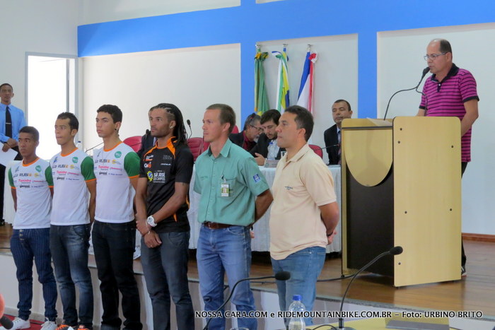 Da esq/direita os atletas Reinan Santana, Victor Andrade, Junior Max, Fl�vio Cardoso, Francys e Milton C�sar Brand�o presidente e diretor social da ACE. 