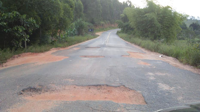 H� muito tempo que esta rodovia est� com enormes buracos e sem sinaliza��o - Foto: Jhon Villy