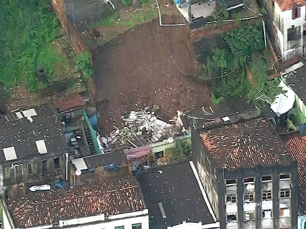 Desabamento na regi�o do Elevador Lacerda, em Salvador. (Foto: Imagens / TV Bahia)