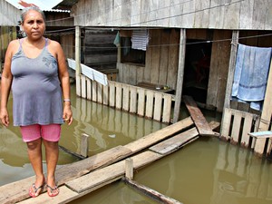 Adelaide Gon�alves teme pela seguran�a da fam�lia (Foto: Adneison Severiano/G1 AM)