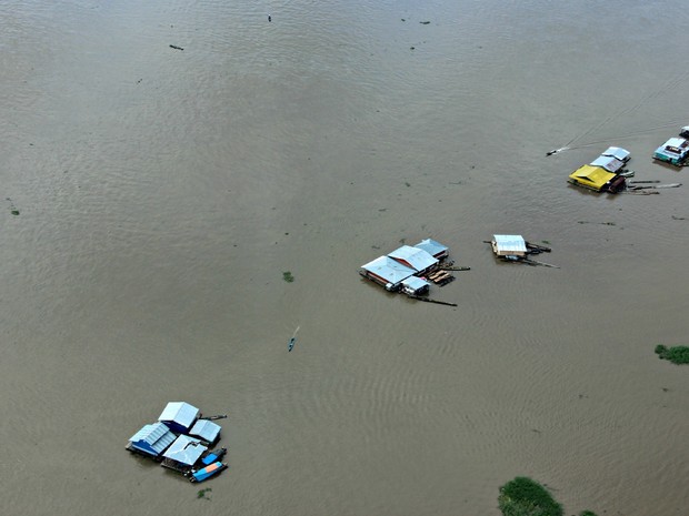Casas ficaram isoladas com eleva��o do n�vel das �guas (Foto: Adneison Severiano/G1 AM)