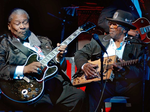 B.B. King e Bo Diddley se apresentaram em 2002 no Times Square, em NY. (Foto: Richard Drew / Arquivo / AP Photo)