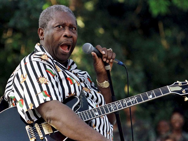 O �Rei do Blues� se apresenta para as tropas norte-americanas na base a�rea de Tuzla, na B�snia, em julho de 1996. (Foto: Arquivo / Laszlo Balogh / Reuters)