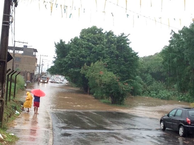 Alagamento afeta passagem de ve�culos na �rea do est�dio Barrad�o, no bairro de Canabrava, em Salvador (Foto: Renan Pinheiro/TV Bahia)