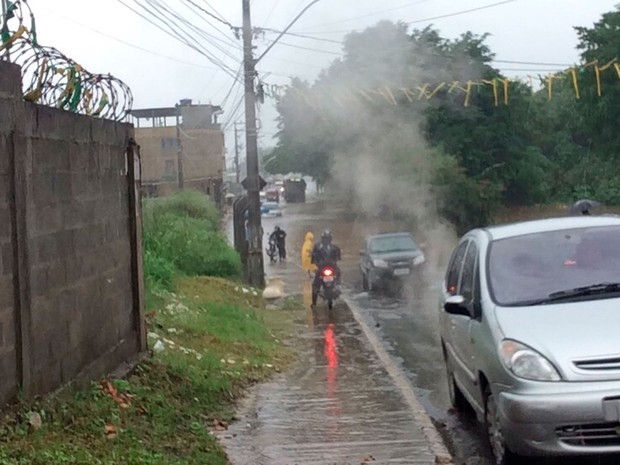 Alagamento afeta passagem de ve�culos na �rea do est�dio Barrad�o, no bairro de Canabrava, em Salvador (Foto: Renan Pinheiro/TV Bahia)