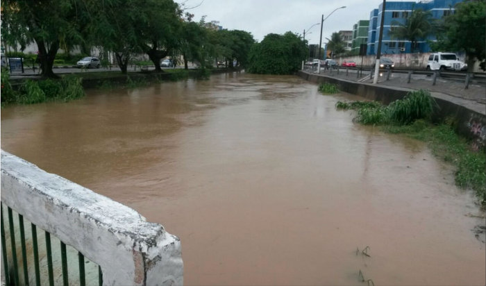   Rio Ipitanga, em Lauro de Freitas nesta sexta-feira (15) Divulga��o/ Defesa Civil 