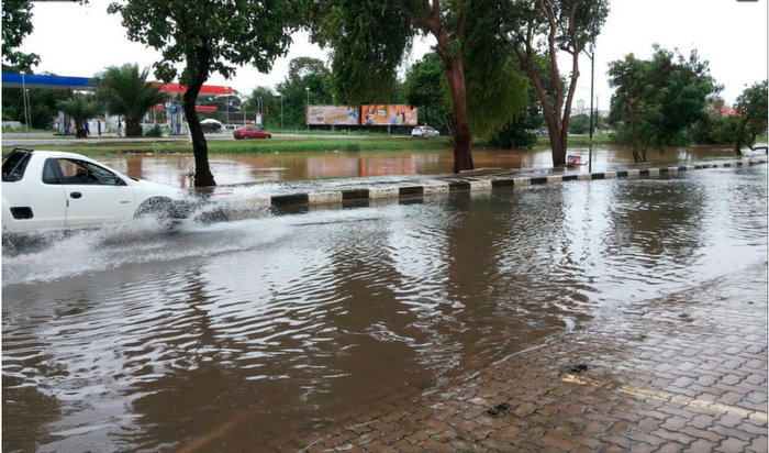   Lauro de Freitas, na regi�o metropolitana de Salvador, alagada na manh� desta sexta-feira Robel Sousa/Arquivo Pessoal 