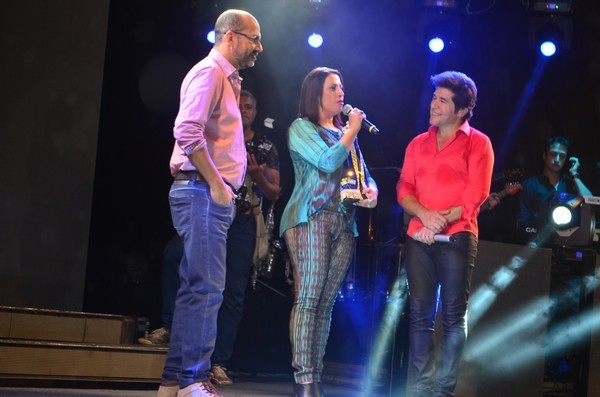 O deputado estadual Rob�rio Oliveira a prefeita Cl�udia Oliveira com o cantor sertanejo Daniel