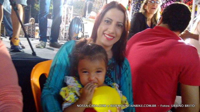 A prefeita de Porto Seguro Cl�udia Oliveira enquanto assiste a uma apresenta��o de quadrilhas