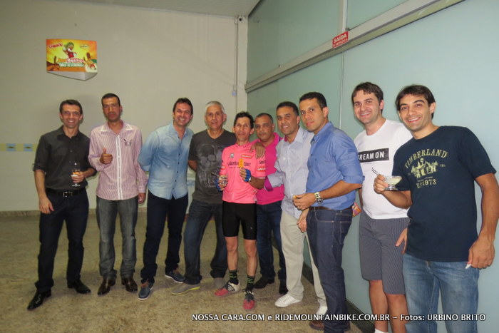 Da esq/direita nossos colegas ciclistas Leonardo Matias, Fabiano Cavalcante, Adilton (Farm�cia Luz), Juscelino Pires, Galego do Caldo de Cana, F�bio Pitbull, Milton C�sar, Hugo Cedro, Wendell Scarpat e Henrique Guimar�es