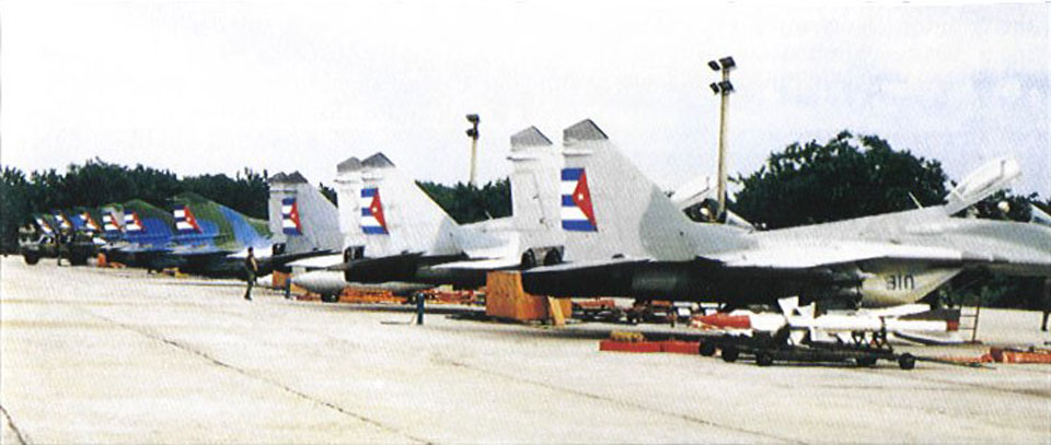 Ca�as MiG-29 (� frente) e MiG-23 (atr�s) em perfeitas condi��es, algo raro hoje em dia na For�a A�rea de Cuba