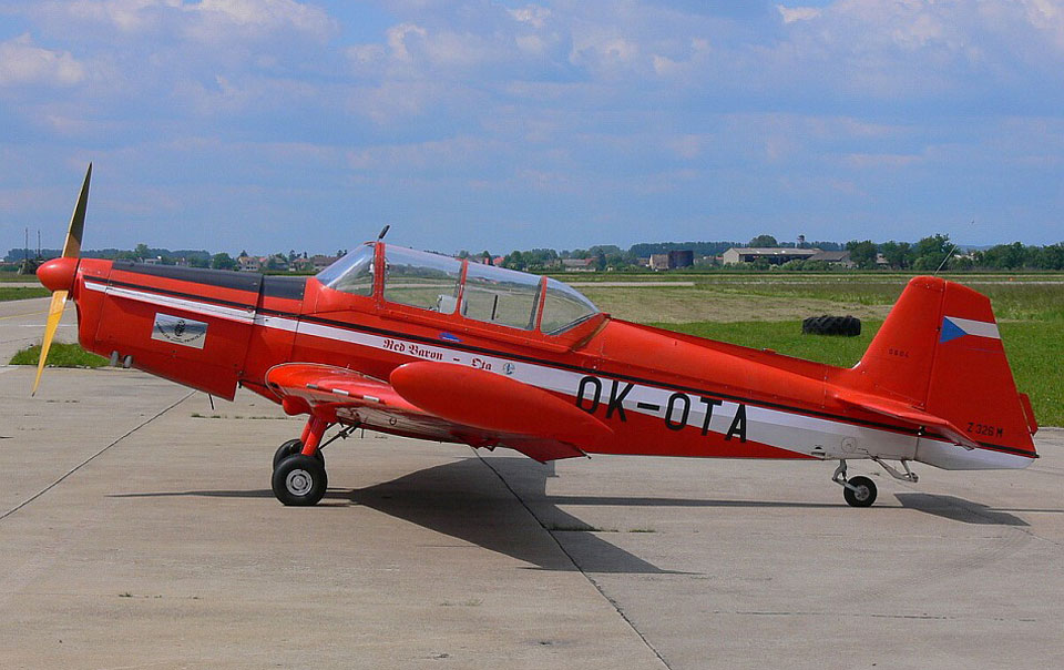 O Z-326, fabricado na Checoslov�quia, � o avi�o de treinamento b�sico da For�a A�rea Revolucion�ria 