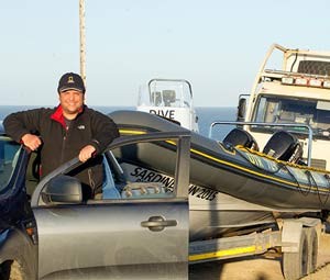 O fot�grafo brasileiro Daniel Botelho viajou pela �fica do Sul rebocando um bote para clicar a corrida das sardinhas (Foto: Ane Calixto/ Arquivo pessoal)