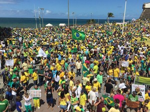 Protesto contra o governo federal em Salvador (Foto: Giana Mattiazzi/TV Bahia)