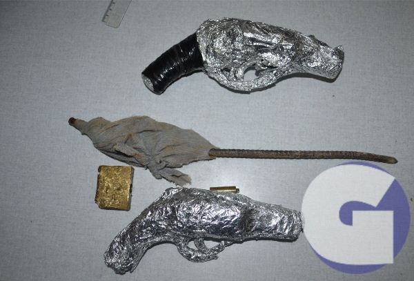 Com Railan, os policias encontraram dois simulacros de armas de fogo e um “chuncho” pontiagudo