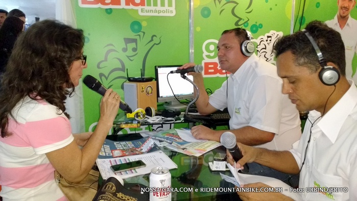 A empres�rio Elizabete Checon e presidente da CDL sendo entrevistada pela equipe da Band FM.