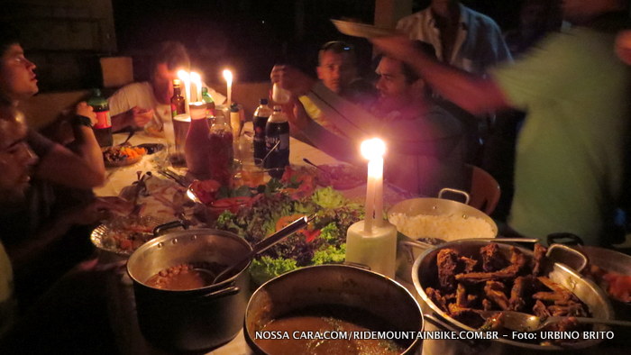 Galinhada servida � luz de velas, chique no urtimo
