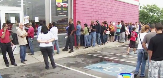 Fila para comprar extintor tipo ABC em loja de Jacare�, SP, em mar�o deste ano (Foto: TV Vanguarda)