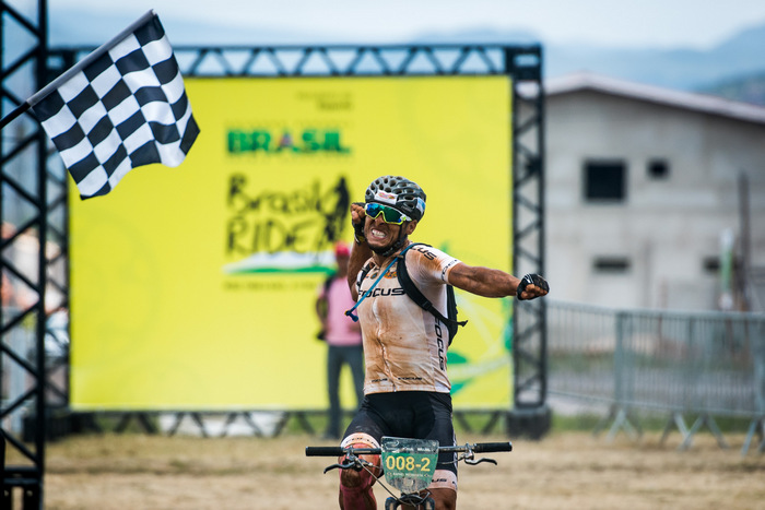 Vibra��o de Catal�o ao cruzar a linha de chegada - Foto: Armin Kuestenbrueck / Brasil Ride