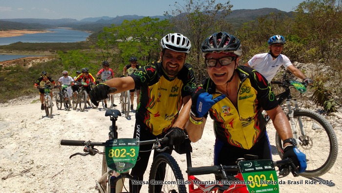 Meu amigo Fernando Granizet e parceiro sofrendo na subida da igrejinha de Rio de Contas