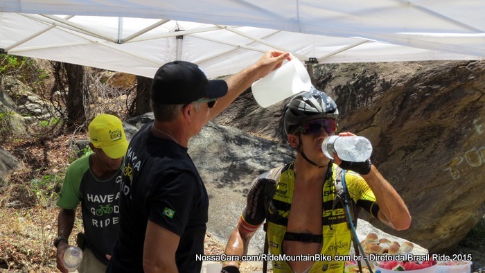 M�rio Roma despeja �gua na cabe�a do atleta no ponto de apoio em frente a Cachoeira do Fraga