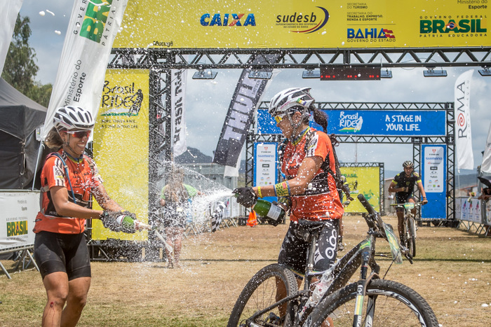 Vivi e Raiza comemoram t�tulo - Foto: Armin Kuestenbrueck / Brasil Ride