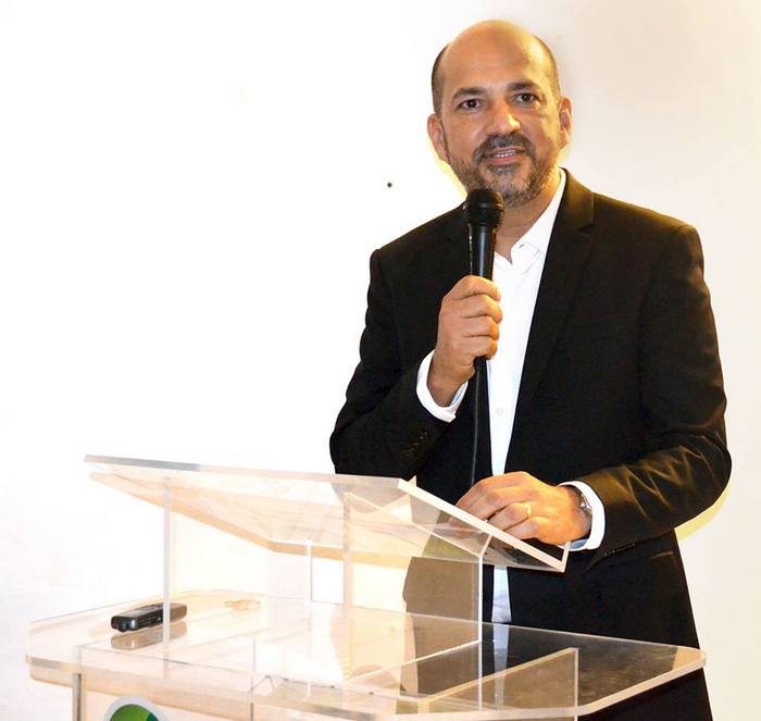 Rob�rio Oliveira discursa na tribuna da Assembleia Legislativa da Bahia.