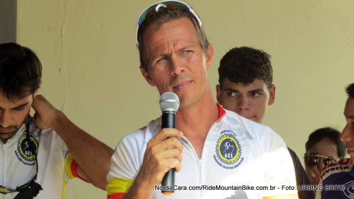 O presidente da ACE Francys no momento em que agradecia e parabenizava a todos pela perticipa��o e pelo sucesso da Maratona