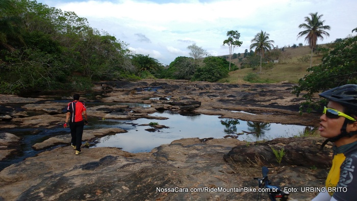 Mesmo local imagem de 17/08/2015, onde estava cheio de �gua hoje voc� pode andar numa boa no meio das pedras
