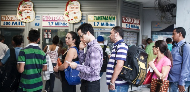 Apostadores fazem fila em S�o Paulo para jogar na Mega-Sena; pr�mio � recorde