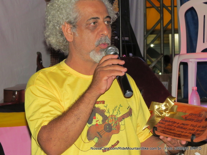 Wilson Mrio diretor do Viola de Bolso discursa agradecendo a justa homenagem recebida