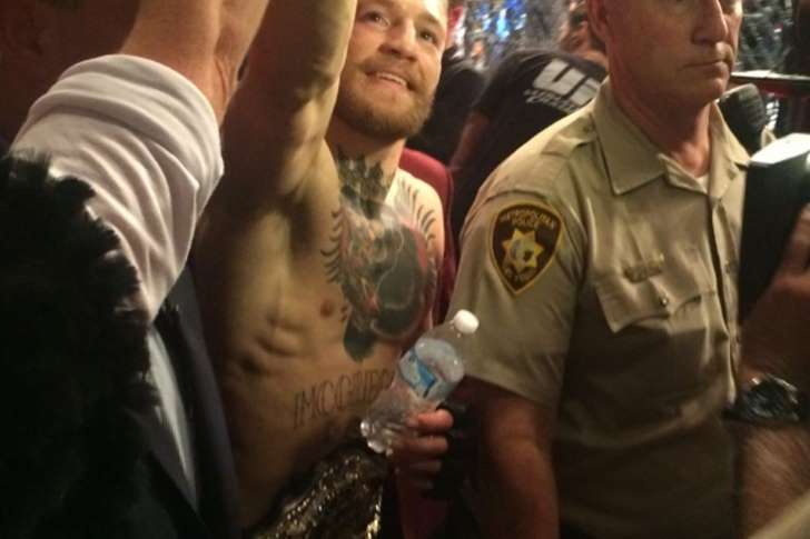 � Foto: Diego Ribas Conor McGregor cumpriu a promessa de unificar os t�tulos. 