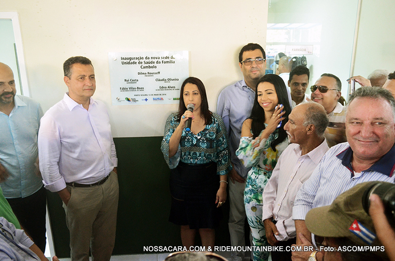 Momento em que a prefeita Cláudia Oliveira discursa ladeada pelas autpridades