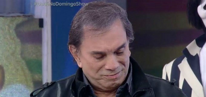 Dedé Santana se emociona ao ser homenageado no palco do programa Domingo Show – Foto: Reprodução/Record