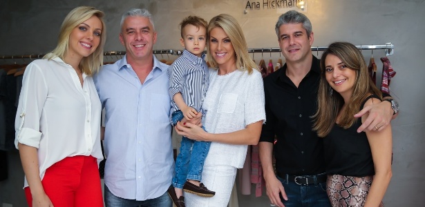 Ana Hickmann segura o filho, Alexandre Jr., e posa ao lado do marido, Alexandre, da irmã, Fernanda, e dos cunhados Gustavo e Giovana (os últimos da esquerda para a direita) - Foto: Manuela Scarpa/Brazil News