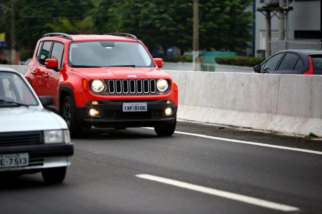Luzes acesas estão associadas a menos acidentes em países que já adotaram a obrigatoriedade - Foto: Carlos Macedo / Agencia RBS