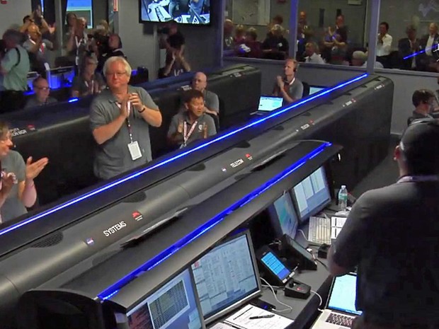 Funcionários da Nasa comemoram a manobra da sonda Juno na órbita de Júpiter - Foto: Reprodução / Nasa
