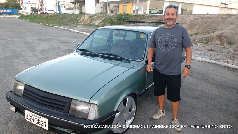 Heriberto Abraão Cabral (Betão) um dos organizadores do evento posa ao lado da sua Marajó SL 1989
