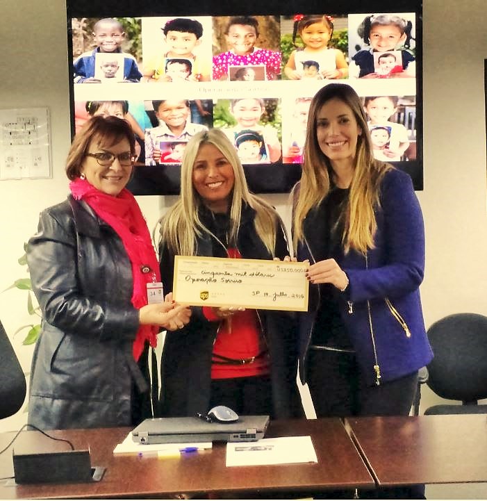 Nadir Moreno entrega cheque de doação da Fundação UPS