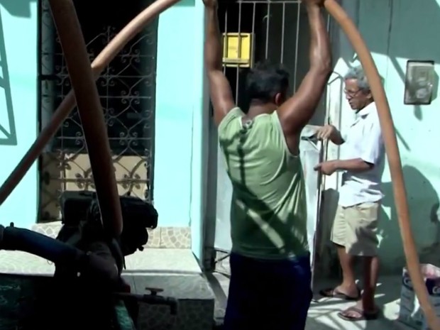 Moradores estavam recebendo água a cada 20 dias (Foto: Reprodução/TV Santa Cruz)