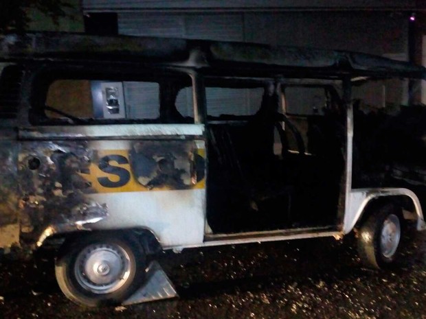 Veículo ficou destruído após ser tomado pelas chamas na Bahia (Foto: Divulgação/Corpo de Bombeiros Militar)
