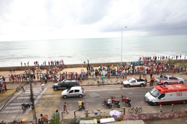 Buscas pelo Globocop acontecem na Praia do Pina, na Zona Sul do Recife (Foto: Marlon Costa/Pernambuco Press). Por G1 PE