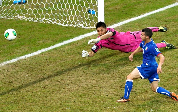 Giovinco empurra a bola para o gol aberto para garantir a vit&oacute;ria da It&aacute;lia sobre o Jap&atilde;o (Foto: Reuters)